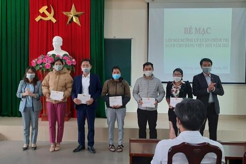 Lạc Dương: Trao giấy chứng nhận cho 46 đảng viên mới tham gia lớp bồi dưỡng lý luận chính trị