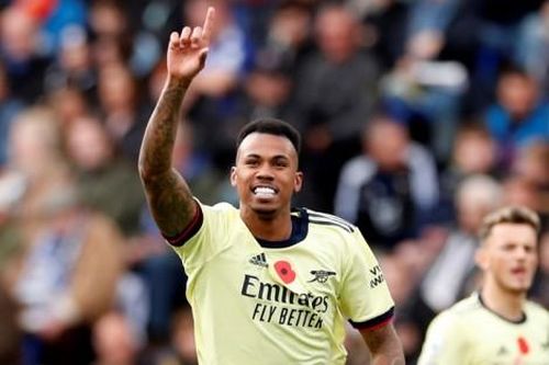 Thể thao Thể thao Pháo thủ áp sát Top 4