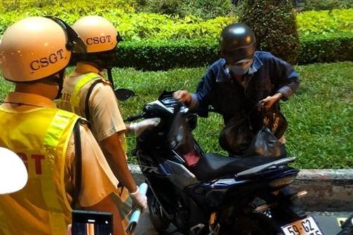 'Ma men' lên giọng 'hổ báo' khi bị CSGT xử phạt