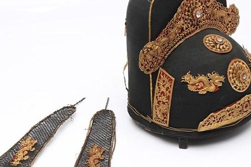 Người Việt đấu giá thắng được mũ quan văn triều Nguyễn