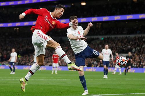 Ronaldo được so với Van Basten sau cú volley tung lưới Tottenham
