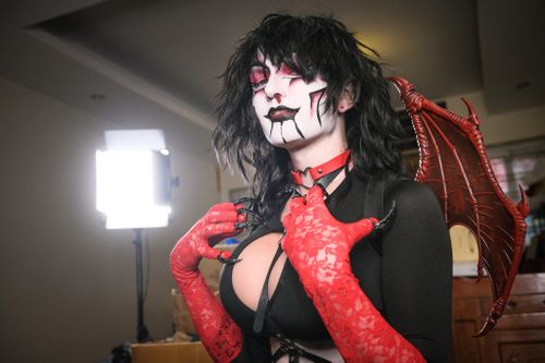 Ngày bận rộn của thợ trang điểm dịp Halloween