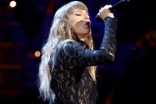 Taylor Swift mặc bodysuit