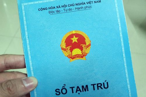 Cựu cảnh sát khu vực làm giả hàng loạt sổ tạm trú