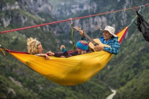 'Rụng tim' hình ảnh nhóm phượt thủ mắc võng ngủ lơ lửng giữa trời