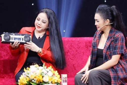 'Nữ hoàng nhạc rock' Ngọc Ánh tự hào với chiếc máy cassette 7 chỉ vàng