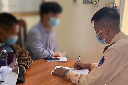 Xử phạt nam thanh niên đăng clip bốc đầu xe máy lên TikTok