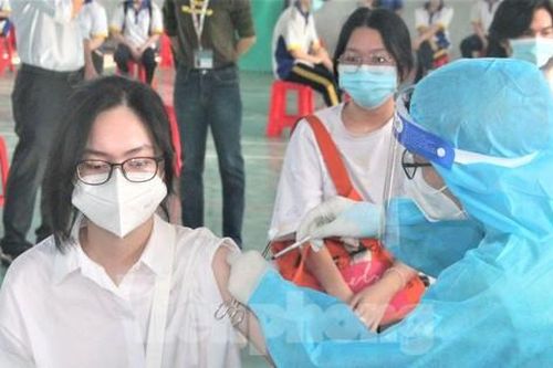 Học sinh ở Bình Dương được tiêm vắc xin, mong sớm đến trường