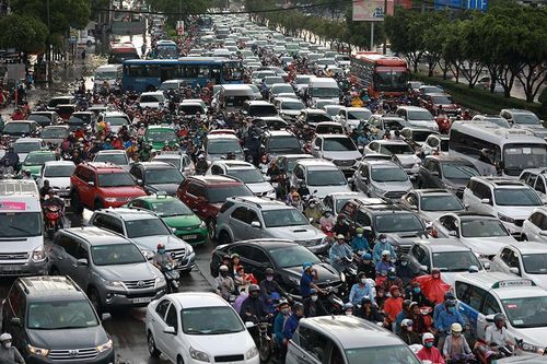 Nóng: Tái khởi động thu phí ô tô vào trung tâm TPHCM