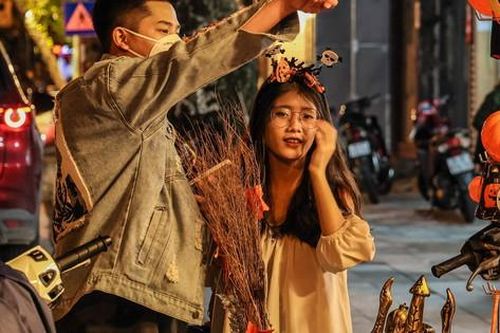 Giới trẻ Hà thành rủ nhau lên phố Hàng Mã lung linh sắc màu dịp Halloween