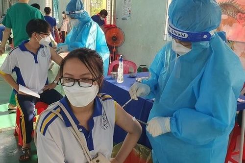 Hàng chục nghìn học sinh ở Bình Dương tiêm vắc xin Covid-19