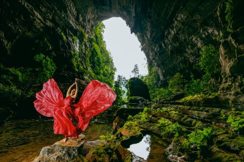 Vũ điệu tuyệt đẹp của Á hậu Hoàng My ở Hang Tiên-Quảng Bình