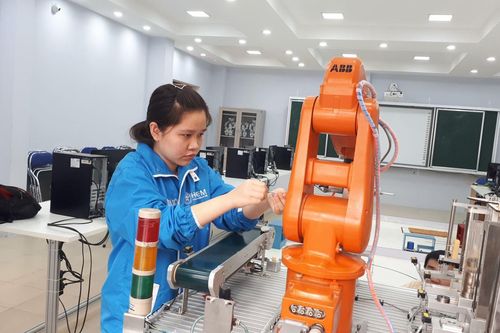 Thay đổi cơ cấu thị trường lao động trước 2 đợt 'sóng' lớn