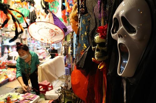 Đồ chơi 'ma quỷ' kinh dị tràn ngập phố Hàng Mã dịp Halloween