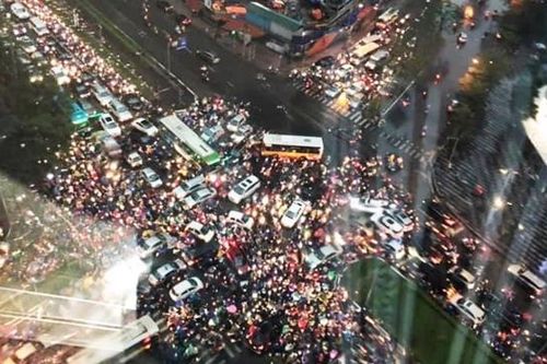 Hà Nội thu phí ô tô vào nội đô, đường phố có hết tắc?