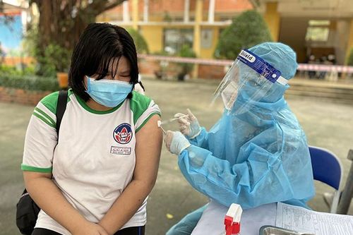 Tiêm vắc-xin phòng Covid-19 cho hơn 100.000 trẻ từ 12 đến dưới 18 tuổi