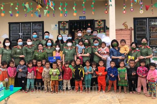 Phụ nữ Bộ Công an quyên góp, tặng quà học sinh Điện Biên