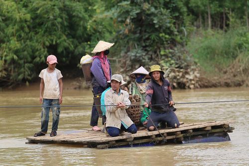 Dùng bè vượt suối đi làm rẫy