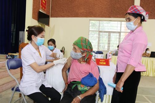 Đảm bảo an toàn tiêm vắc-xin cho người cao tuổi