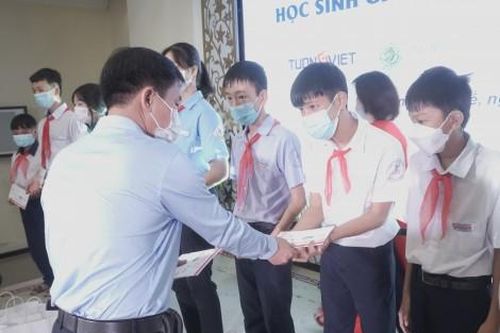 Chính trị - Xã hội Chính trị - Xã hội Trao học bổng cho 100 học sinh nghèo vượt khó