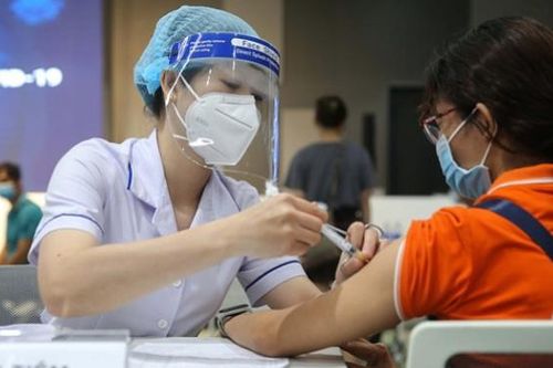 TP. Hồ Chí Minh: Không tự ý chỉ định tạm hoãn tiêm vaccine Covid-19 đối với trẻ em