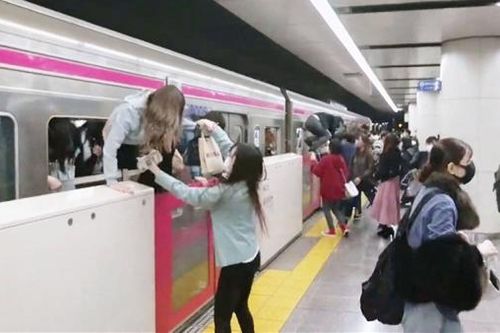 Đâm dao, xịt axit rồi châm lửa đốt tàu điện ở Tokyo