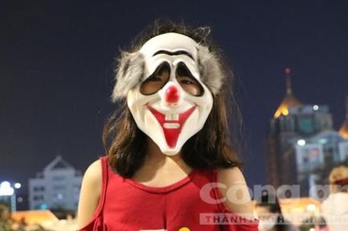 Phố đi bộ Nguyễn Huệ ngập tràn sắc màu trong đêm Halloween