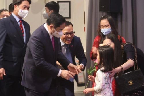 Cuộc gặp xúc động của Thủ tướng với cộng đồng người Việt tại Anh