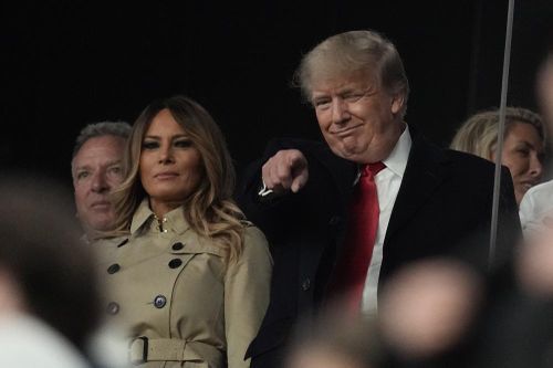 Vợ chồng cựu Tổng thống Trump đi xem bóng chày