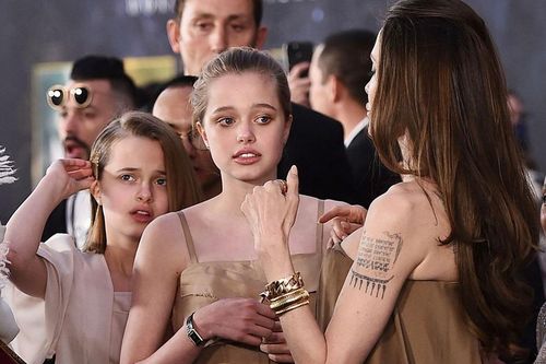 Angelina Jolie có đang lợi dụng con để PR phim?