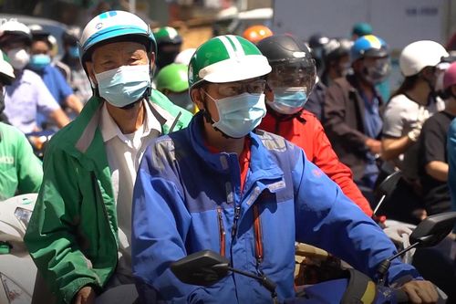 Tài xế xe ôm công nghệ ở TP.HCM mỏi mòn chờ được chở khách