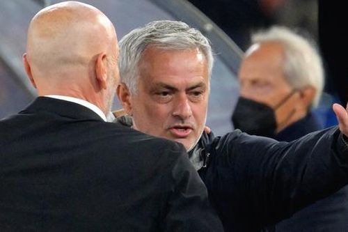 Đứt chuỗi bất bại sân nhà, HLV Mourinho 'chạy trốn' truyền thông