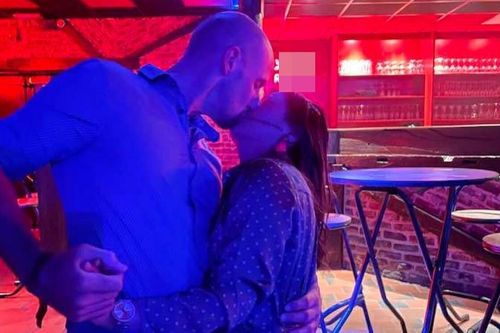 Lò Thị Mai công khai 'khóa môi' bạn trai mới đầy 'nóng bỏng'