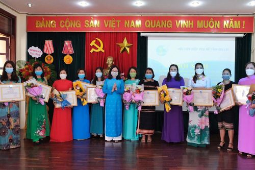Phụ nữ 'tự tin, tự trọng, trung hậu, đảm đang'