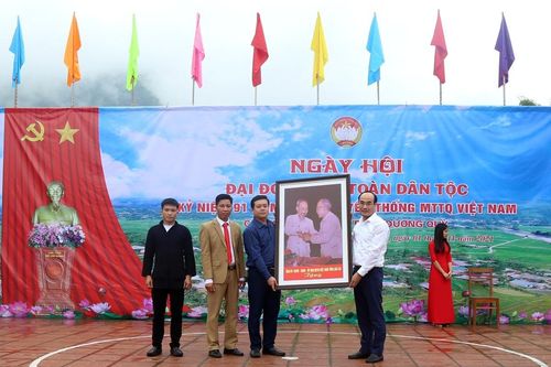 Phó Bí thư Thường trực Tỉnh ủy Vũ Xuân Cường dự Ngày hội đại đoàn kết tại xã Dương Quỳ