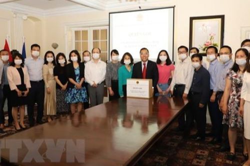 Thủ tướng Phạm Minh Chính gặp mặt cộng đồng người Việt Nam tại Anh và Ireland