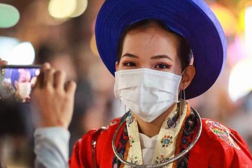 Giới trẻ diện cổ phục triều Nguyễn giữa đêm hóa trang 'ma quái' ở TPHCM