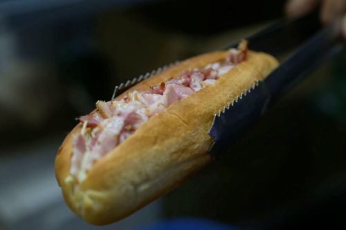Tranh cãi về quán bánh mì bán thịt sống ở Hà Nội