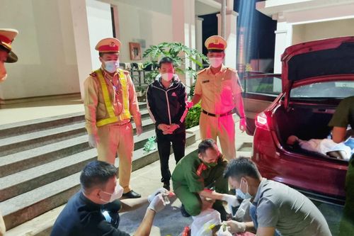 Cảnh sát giao thông kiểm tra xe, phát hiện nhiều viên nén nghi ma túy tổng hợp
