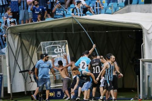 Cổ động viên phá nát hệ thống VAR gây sốc ở Brazil