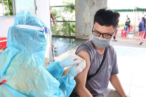 Hậu Giang tiêm vắc xin COVID-19 cho hơn 70.400 trẻ em, Cà Mau chuyển cấp độ dịch