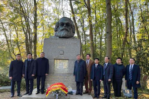 Đại tướng Tô Lâm đặt vòng hoa tại khu mộ Karl Marx