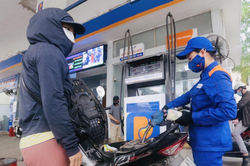 Xăng dầu tăng giá: Thêm gánh nặng chi phí lên doanh nghiệp, tiêu dùng