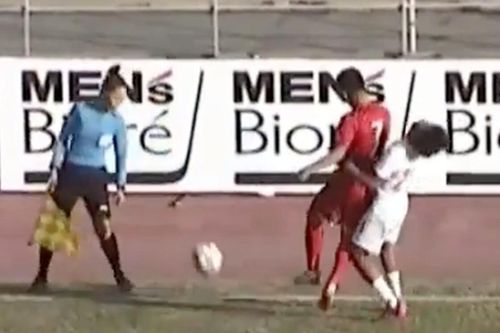 Cận cảnh cầu thủ U23 Việt Nam trình diễn 'đặc sản Võ League', may mắn thoát thẻ đỏ