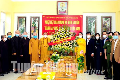 Đồng chí Lê Thị Kim Dung, Phó Bí thư Thường trực Tỉnh ủy, Chủ tịch HĐND tỉnh chúc mừng Ban Trị sự Giáo hội Phật giáo Việt Nam tỉnh Tuyên Quang