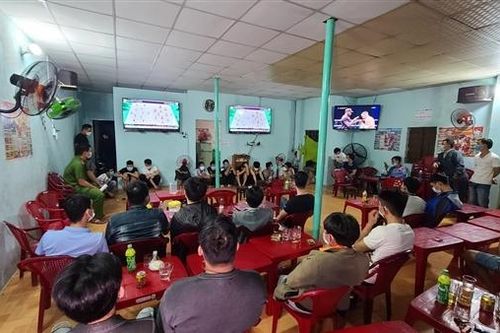 Quán cà phê có người canh gác cho khách vào cá độ bóng đá
