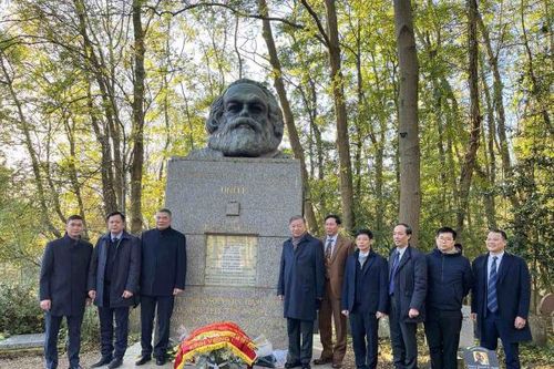 Bộ trưởng Tô Lâm đặt vòng hoa, thăm mộ Karl Marx