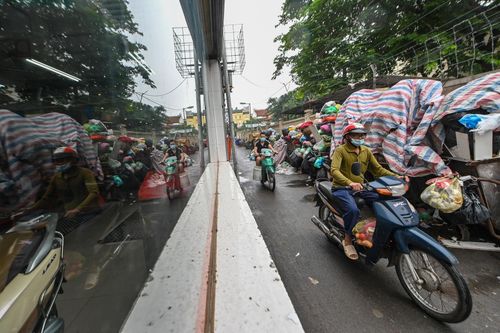Quán cà phê ở Hà Nội đóng cửa vì rác thải tràn ngập đường phố