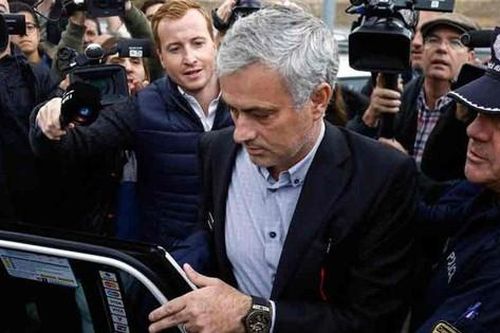 Mourinho bị cảnh sát 'hỏi thăm'