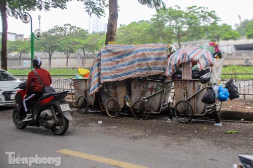 Rác chất đống trên nhiều tuyến phố Hà Nội